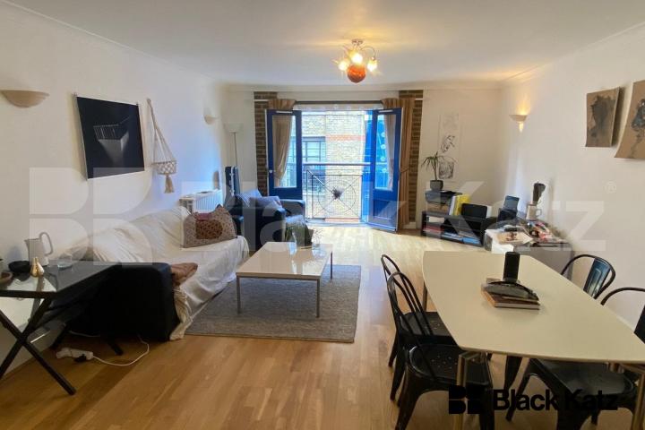 Warehouse style apartment with 900 sq. ft. of living and entertaining space Lion Court.  Shand Street, London Bridge